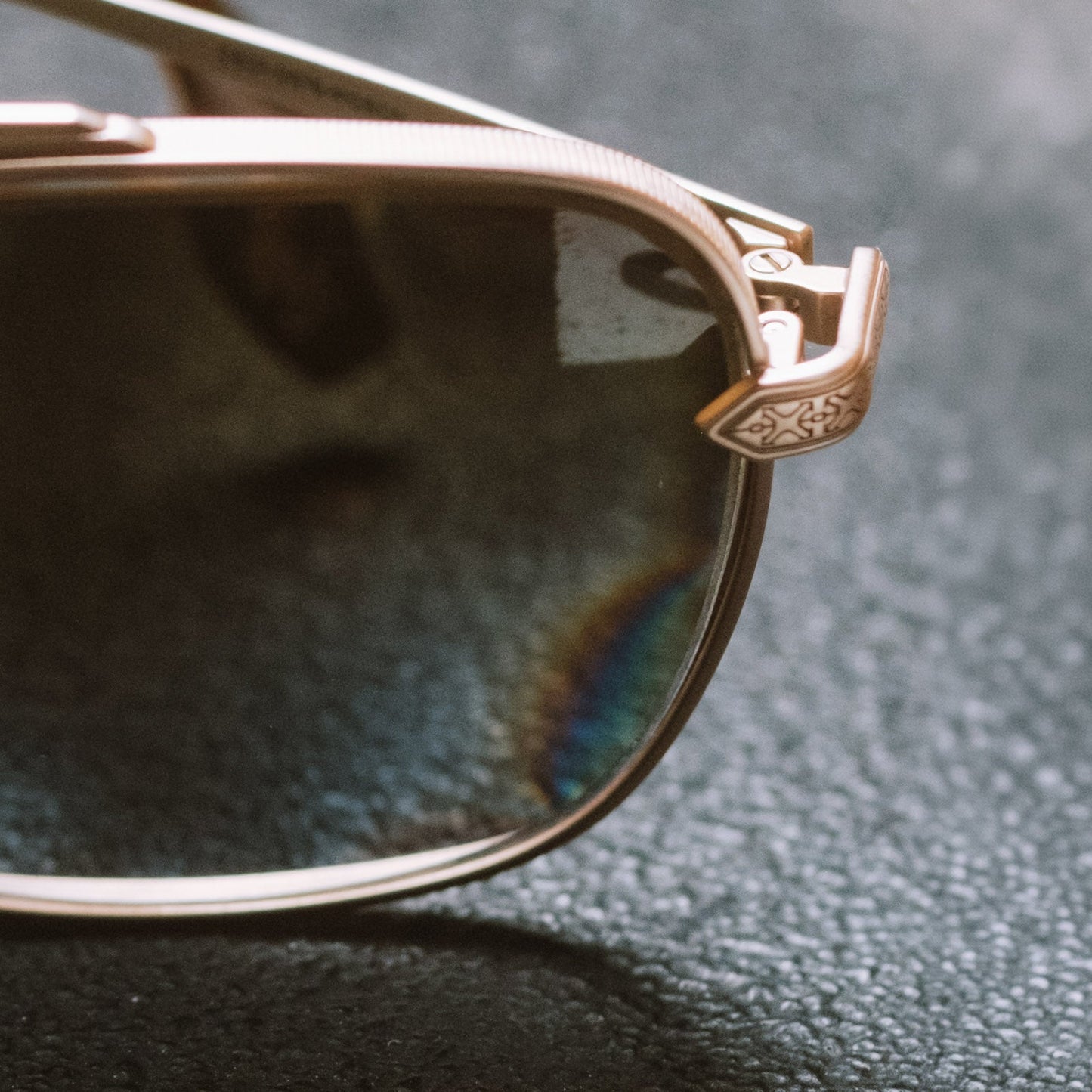 I'M A SONG - MATTE GOLD + BROWN GRADIENT + SUNGLASSES